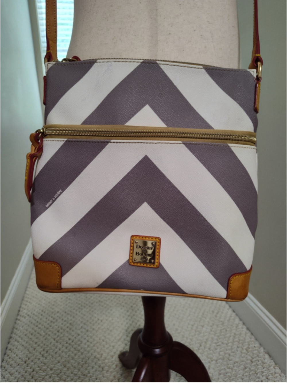 Women's Dooney & Bourke Chevron Crossbody Bag One Size Grey White - Picture 2 of 9